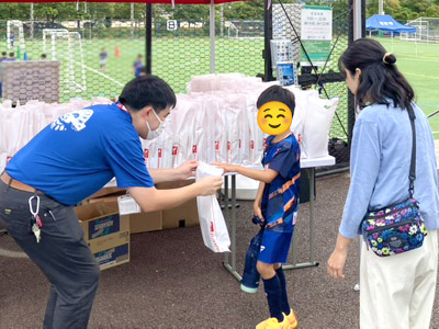 参加賞としてアクエリアスとお菓子をお渡ししました!